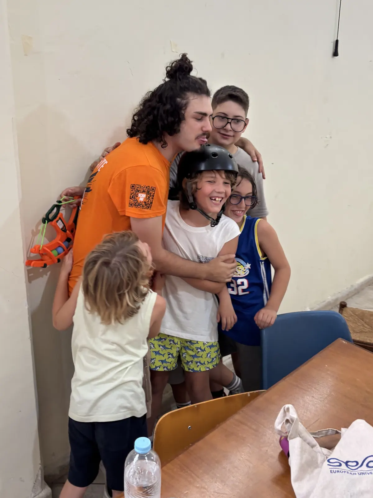 Il fondatore di Urban Heroes con i ragazzi durante il campo estivo