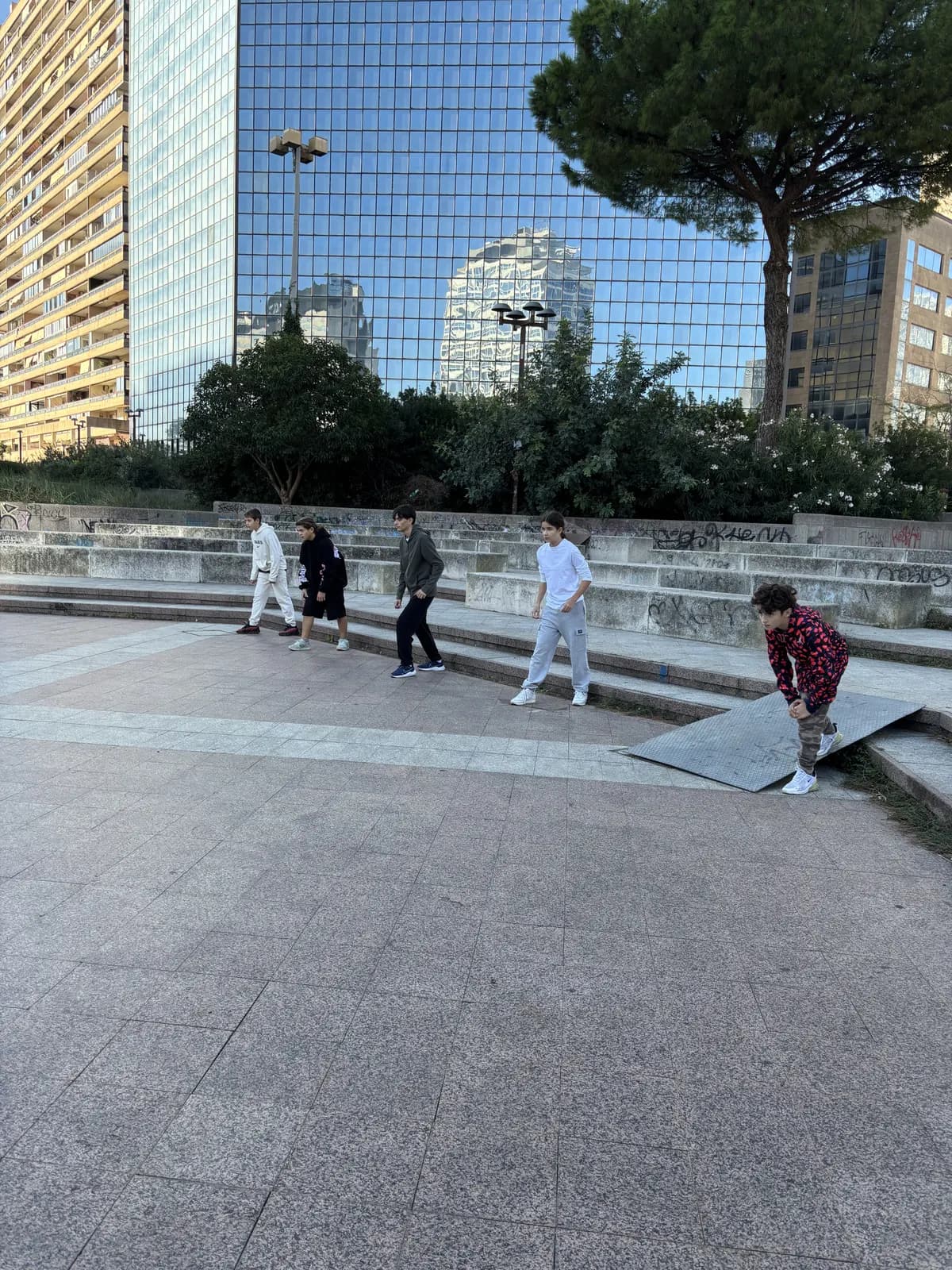 Ragazzi di Urban Heroes osservano l’ambiente prima di un allenamento di parkour